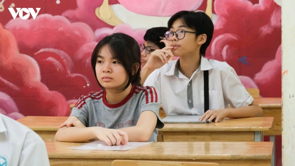 Gần 125.000 thí sinh Hà Nội bước vào ngày thi đầu tiên kỳ thi lớp 10 Gần 125.000 thí sinh Hà Nội bước vào ngày thi đầu tiên kỳ thi lớp 10