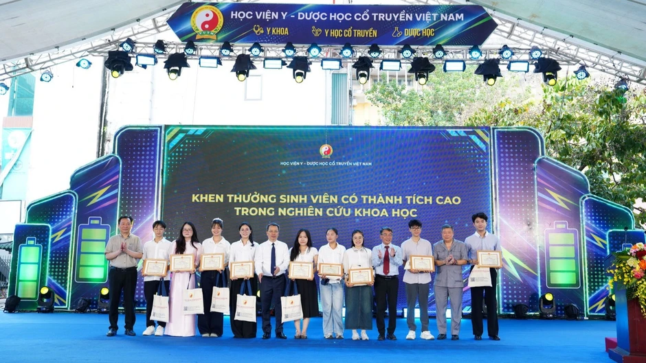 Gần 1.300 tân sinh viên Học viện Y-Dược học cổ truyền Việt Nam bước vào hành trình thầy thuốc tương lai Gần 1.300 tân sinh viên Học viện Y-Dược học cổ truyền Việt Nam bước vào hành trình thầy thuốc tương lai