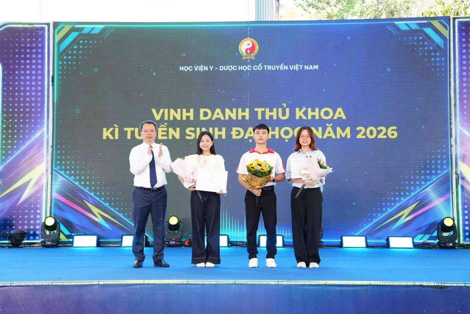 Gần 1.300 tân sinh viên Học viện Y-Dược học cổ truyền Việt Nam bước vào hành trình thầy thuốc tương lai Gần 1.300 tân sinh viên Học viện Y-Dược học cổ truyền Việt Nam bước vào hành trình thầy thuốc tương lai
