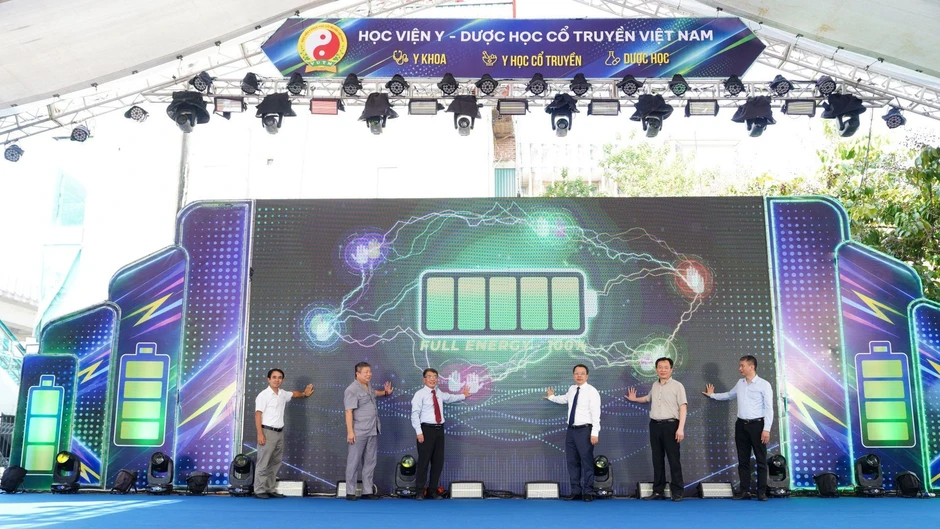 Gần 1.300 tân sinh viên Học viện Y-Dược học cổ truyền Việt Nam bước vào hành trình thầy thuốc tương lai Gần 1.300 tân sinh viên Học viện Y-Dược học cổ truyền Việt Nam bước vào hành trình thầy thuốc tương lai