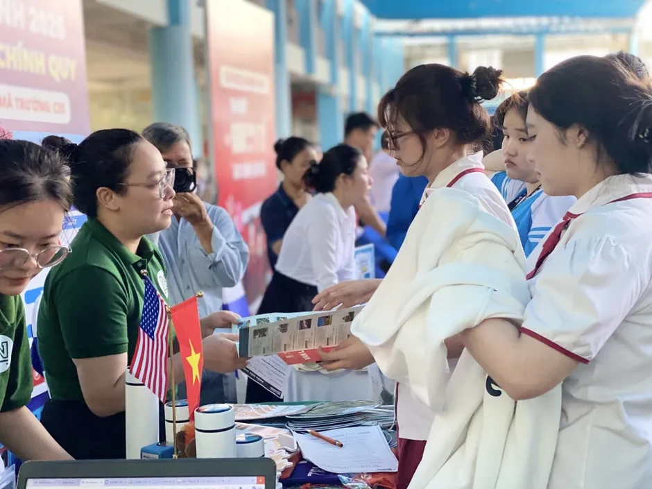 Gần 3.500 học sinh tìm hiểu, chọn nghề cho tương lai