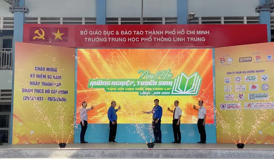 Gần 3.500 học sinh tìm hiểu, chọn nghề cho tương lai