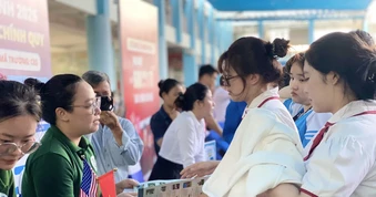 Gần 3.500 học sinh tìm hiểu, chọn nghề cho tương lai