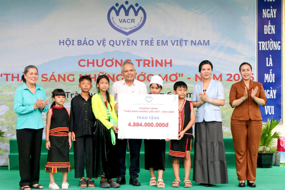 Gần 4,9 tỷ đồng “Thắp sáng những ước mơ” cho trẻ em vùng cao Gần 4,9 tỷ đồng “Thắp sáng những ước mơ” cho trẻ em vùng cao