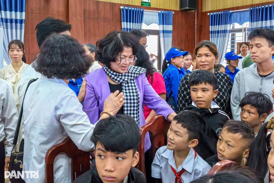 Gần 4,9 tỷ đồng “Thắp sáng những ước mơ” cho trẻ em vùng cao Gần 4,9 tỷ đồng “Thắp sáng những ước mơ” cho trẻ em vùng cao