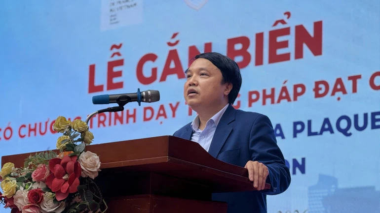 Gắn biển trường có chương trình dạy tiếng Pháp đạt tiêu chuẩn quốc tế Gắn biển trường có chương trình dạy tiếng Pháp đạt tiêu chuẩn quốc tế