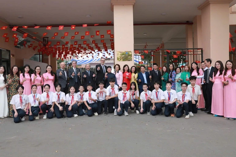 Gắn biển trường có chương trình dạy tiếng Pháp đạt tiêu chuẩn quốc tế Gắn biển trường có chương trình dạy tiếng Pháp đạt tiêu chuẩn quốc tế