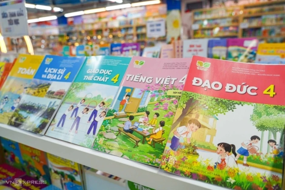 Giá sách giáo khoa khoảng 155.000-300.000 đồng mỗi bộ Giá sách giáo khoa khoảng 155.000-300.000 đồng mỗi bộ