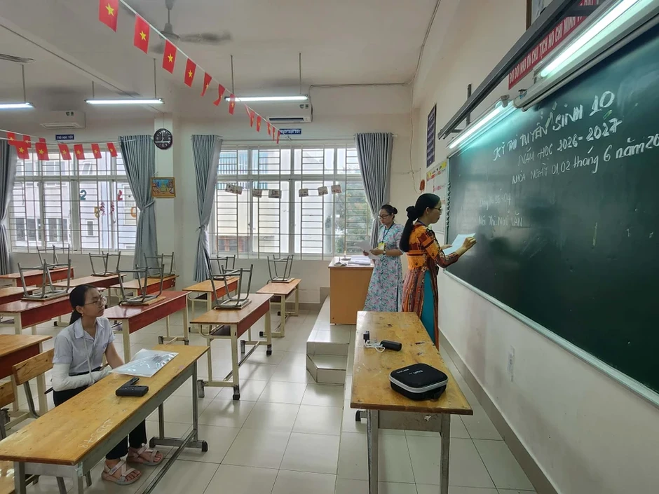 Giám đốc Sở GD&ĐT TP.HCM kiểm tra điểm thi lớp 10, động viên thí sinh trước giờ G Giám đốc Sở GD&ĐT TP.HCM kiểm tra điểm thi lớp 10, động viên thí sinh trước giờ G