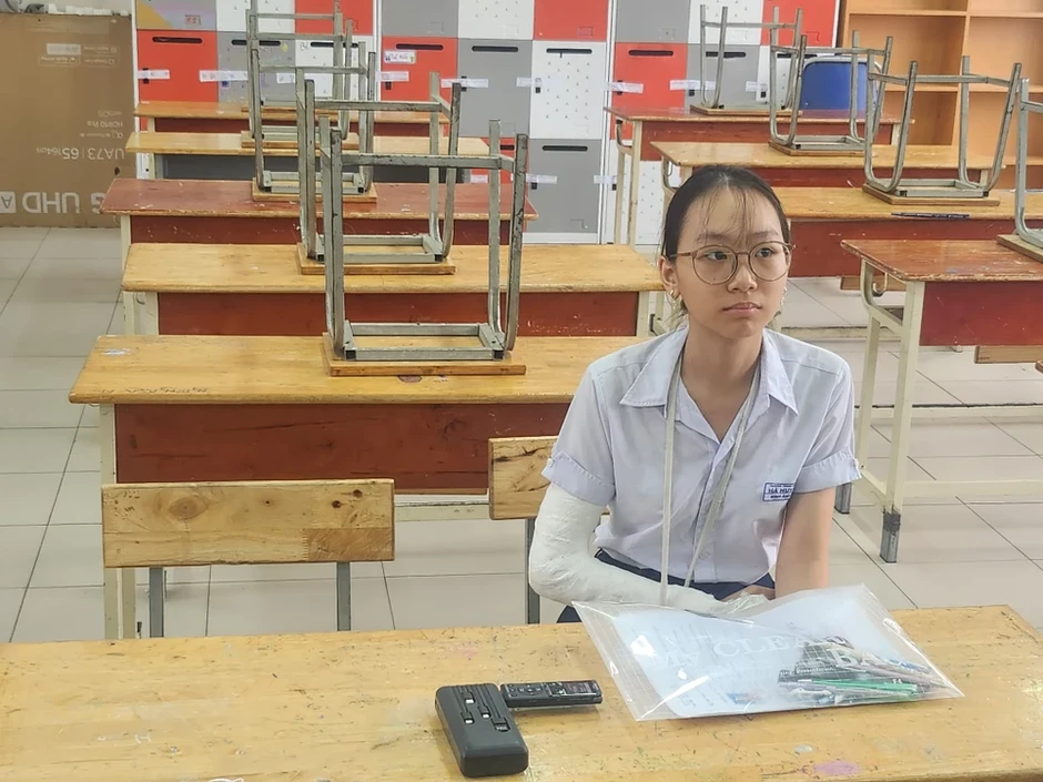 Giám đốc Sở GD&ĐT TP.HCM kiểm tra điểm thi lớp 10, động viên thí sinh trước giờ G Giám đốc Sở GD&ĐT TP.HCM kiểm tra điểm thi lớp 10, động viên thí sinh trước giờ G