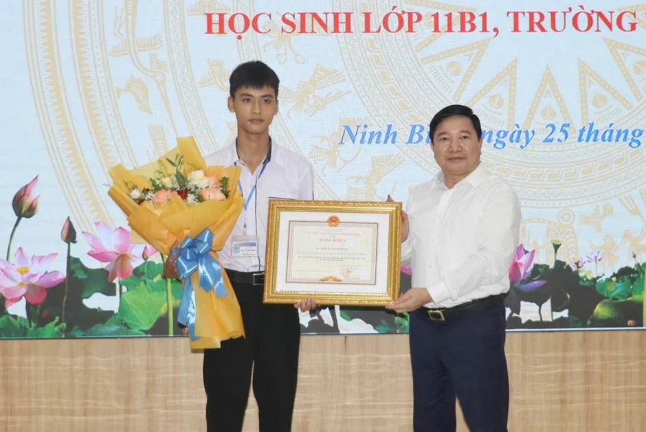 Giám đốc Sở GD-ĐT Ninh Bình nói về nam sinh lớp 11 cứu 2 em nhỏ dù không biết bơi Giám đốc Sở GD-ĐT Ninh Bình nói về nam sinh lớp 11 cứu 2 em nhỏ dù không biết bơi