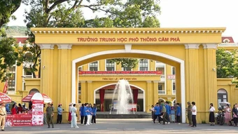 Giám thị nhắc bài con đồng nghiệp trong phòng thi tốt nghiệp