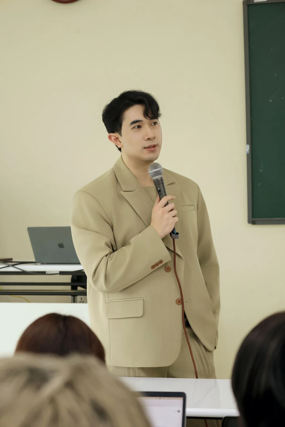 Giảng viên Gen Z thu hút vì vẻ ngoài như nam thần, cách dạy học càng gây chú ý Giảng viên Gen Z thu hút vì vẻ ngoài như nam thần, cách dạy học càng gây chú ý
