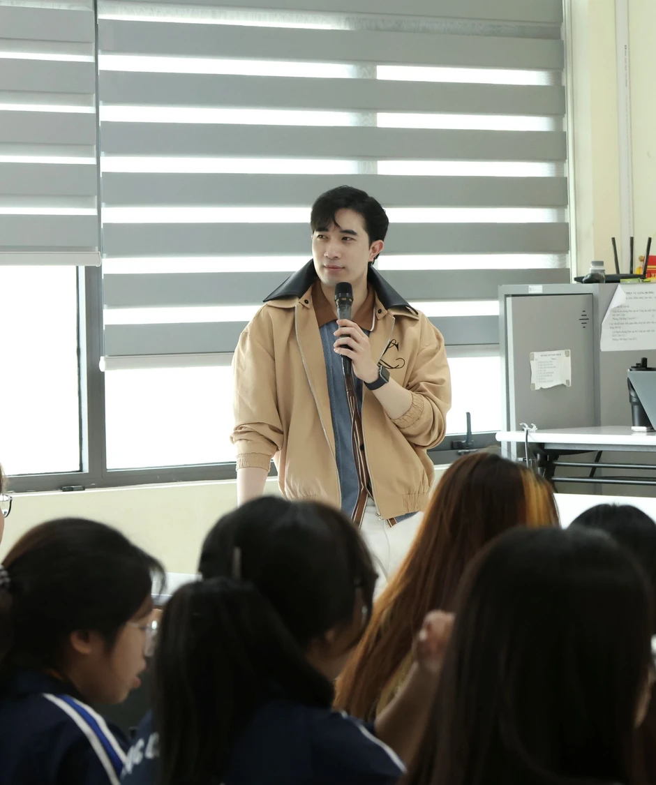Giảng viên Gen Z thu hút vì vẻ ngoài như nam thần, cách dạy học càng gây chú ý Giảng viên Gen Z thu hút vì vẻ ngoài như nam thần, cách dạy học càng gây chú ý