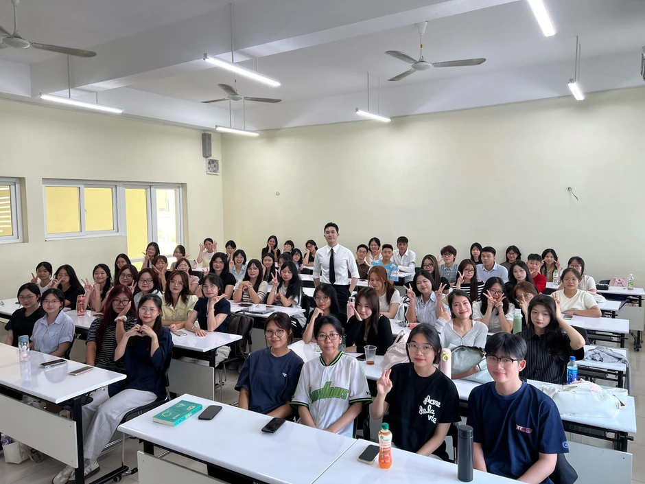 Giảng viên Gen Z thu hút vì vẻ ngoài như nam thần, cách dạy học càng gây chú ý Giảng viên Gen Z thu hút vì vẻ ngoài như nam thần, cách dạy học càng gây chú ý