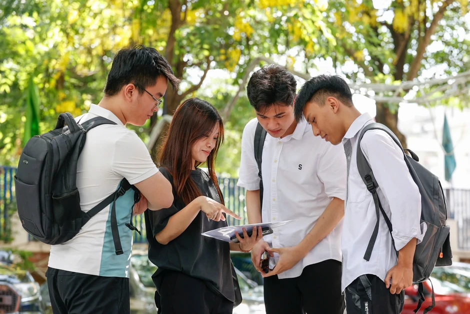 Giao hiệu trưởng cấp bằng tốt nghiệp THPT Giao hiệu trưởng cấp bằng tốt nghiệp THPT