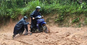 Giáo viên bò giữa bùn, vượt lòng hồ chuẩn bị cho ngày tựu trường