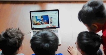 Giáo viên giao bài qua nhóm Facebook, Zalo, cấm trẻ dùng mạng xã hội kiểu gì?