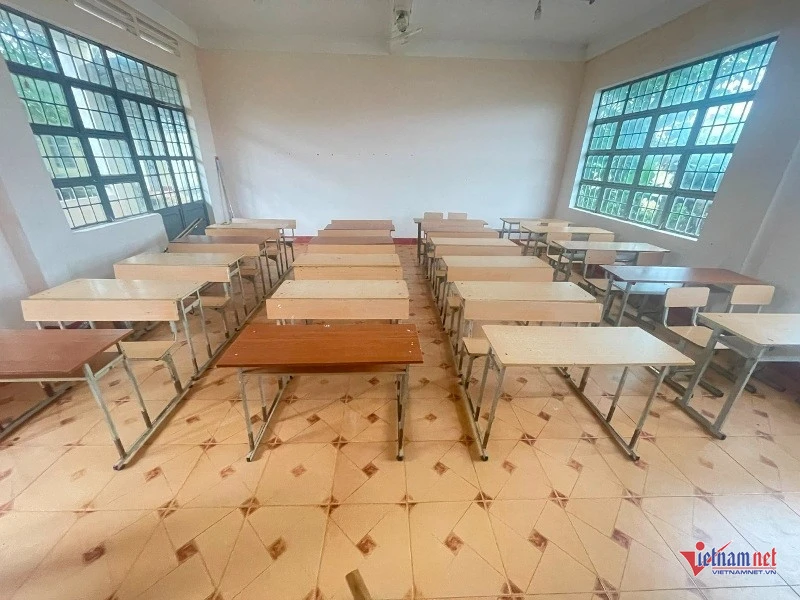 Giáo viên kêu gọi phụ huynh đóng tiền mua bàn ghế, hiệu trưởng nói sẽ trả lại Giáo viên kêu gọi phụ huynh đóng tiền mua bàn ghế, hiệu trưởng nói sẽ trả lại
