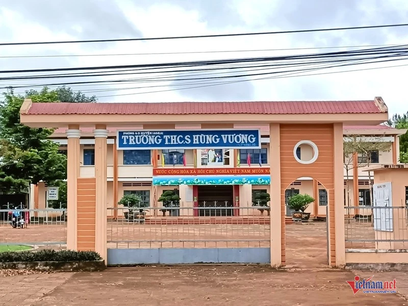 Giáo viên kêu gọi phụ huynh đóng tiền mua bàn ghế, hiệu trưởng nói sẽ trả lại Giáo viên kêu gọi phụ huynh đóng tiền mua bàn ghế, hiệu trưởng nói sẽ trả lại