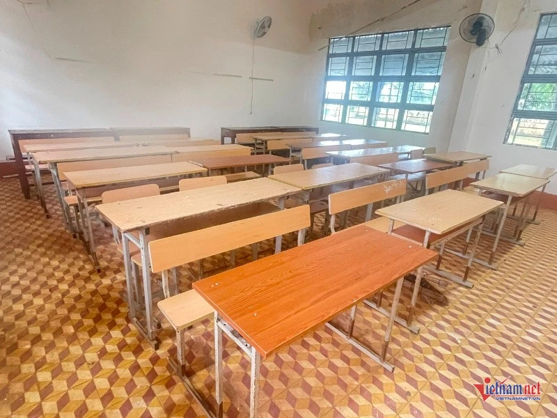 Giáo viên kêu gọi phụ huynh đóng tiền mua bàn ghế, hiệu trưởng nói sẽ trả lại Giáo viên kêu gọi phụ huynh đóng tiền mua bàn ghế, hiệu trưởng nói sẽ trả lại
