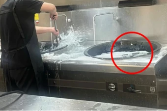 Giáo viên tố nhà bếp dùng nồi nấu ăn giặt cây lau nhà, hiệu trưởng bị cách chức