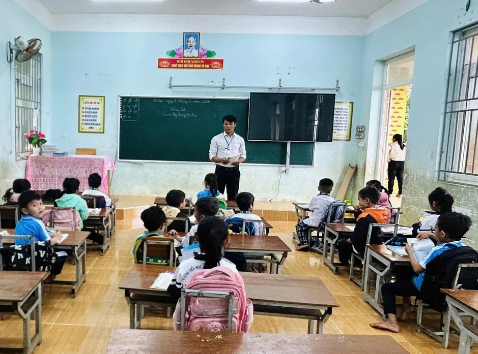 'Gieo chữ' trên non: Hành trình nhọc nhằn của người thầy 'Gieo chữ' trên non: Hành trình nhọc nhằn của người thầy
