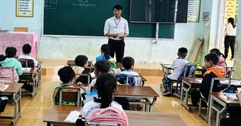 'Gieo chữ' trên non: Hành trình nhọc nhằn của người thầy