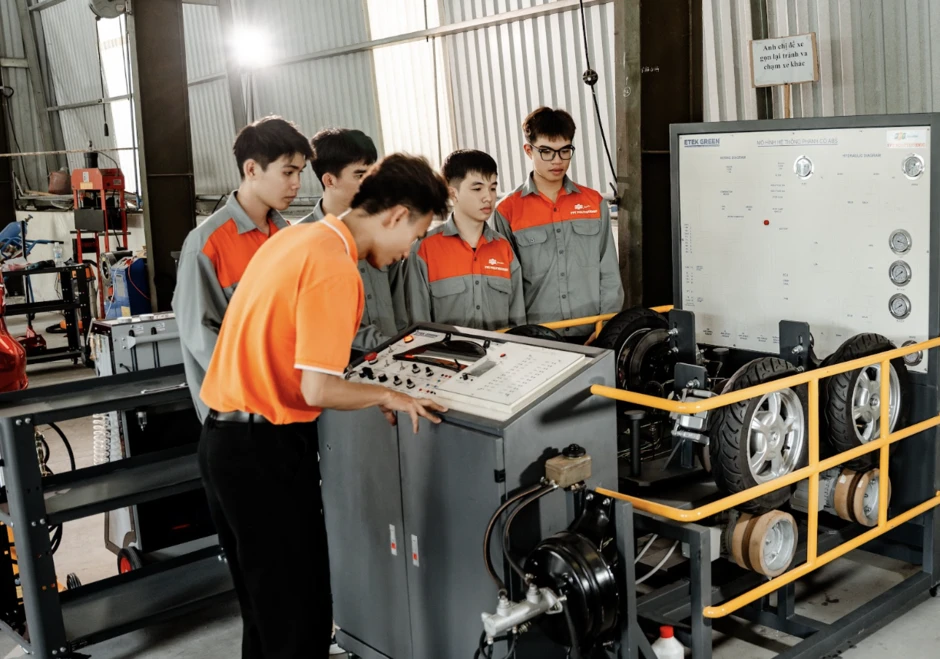 Giữa "cơn sốt" ngành công nghệ, đâu là lựa chọn khôn ngoan của sĩ tử 2k8? Giữa "cơn sốt" ngành công nghệ, đâu là lựa chọn khôn ngoan của sĩ tử 2k8?