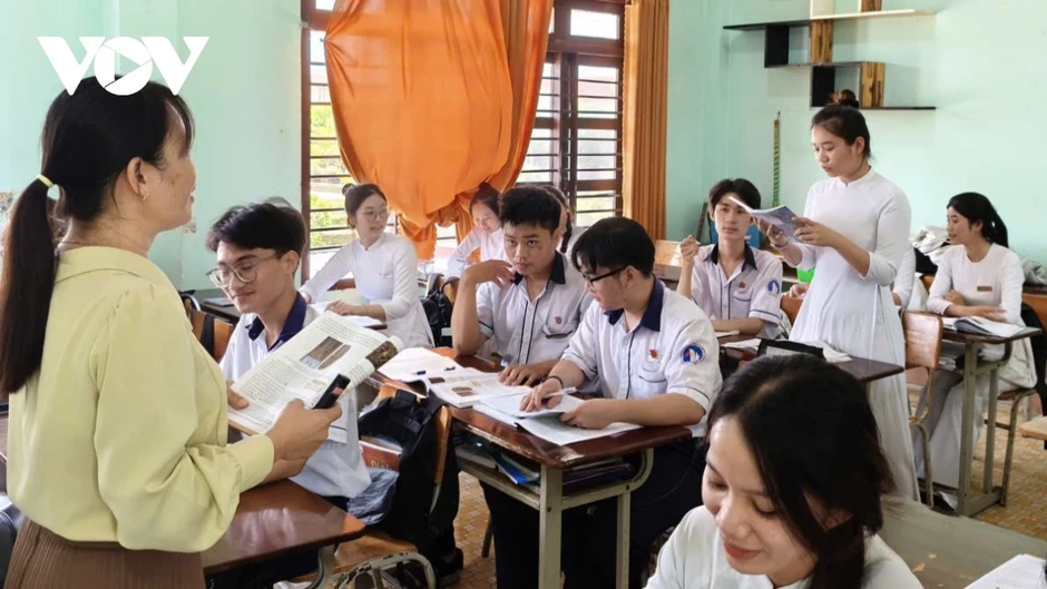 Giữa trùng khơi Phú Quý, học sinh lớp 12 gấp rút ôn thi tốt nghiệp Giữa trùng khơi Phú Quý, học sinh lớp 12 gấp rút ôn thi tốt nghiệp