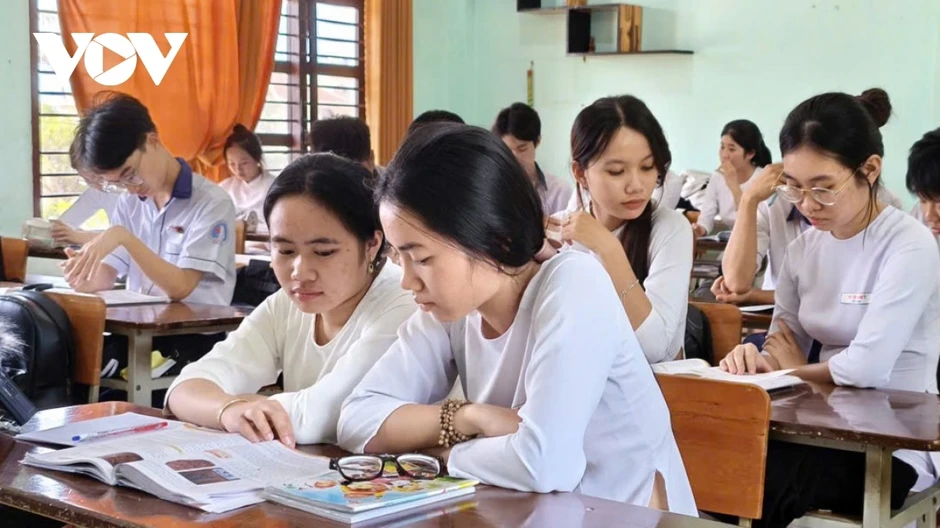 Giữa trùng khơi Phú Quý, học sinh lớp 12 gấp rút ôn thi tốt nghiệp Giữa trùng khơi Phú Quý, học sinh lớp 12 gấp rút ôn thi tốt nghiệp