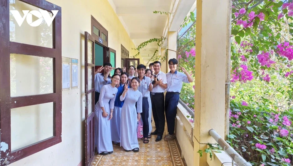 Giữa trùng khơi Phú Quý, học sinh lớp 12 gấp rút ôn thi tốt nghiệp Giữa trùng khơi Phú Quý, học sinh lớp 12 gấp rút ôn thi tốt nghiệp