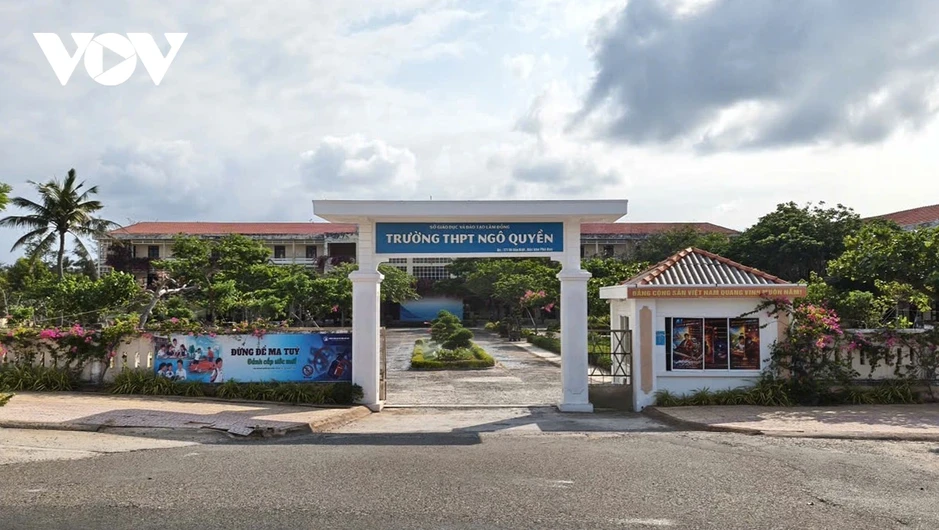 Giữa trùng khơi Phú Quý, học sinh lớp 12 gấp rút ôn thi tốt nghiệp Giữa trùng khơi Phú Quý, học sinh lớp 12 gấp rút ôn thi tốt nghiệp