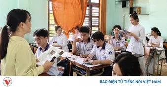 Giữa trùng khơi Phú Quý, học sinh lớp 12 gấp rút ôn thi tốt nghiệp