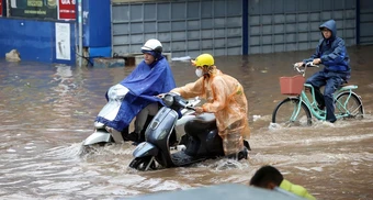 Hà Nội cho các trường chủ động điều chỉnh giờ, hình thức dạy học khi mưa lớn