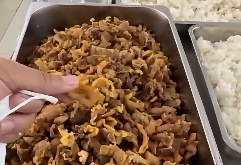Hà Nội: Hiệu trưởng trường học nói gì khi phụ huynh tố bữa ăn toàn ‘tóp mỡ’ Hà Nội: Hiệu trưởng trường học nói gì khi phụ huynh tố bữa ăn toàn ‘tóp mỡ’
