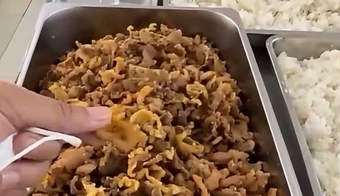 Hà Nội: Hiệu trưởng trường học nói gì khi phụ huynh tố bữa ăn toàn ‘tóp mỡ’