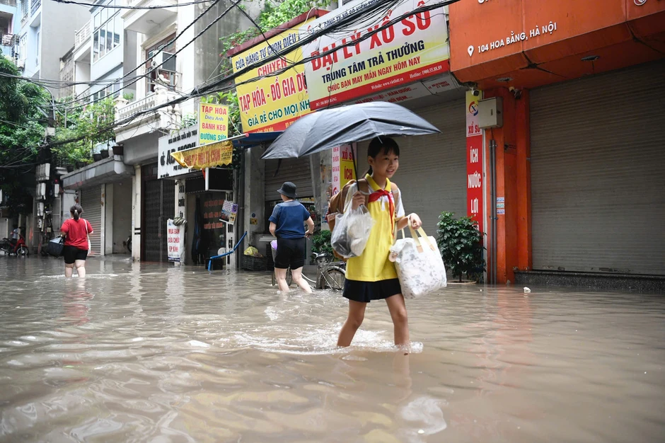 Hà Nội mưa ngập, học sinh trường tư học trực tuyến, trường công chật vật đến trường Hà Nội mưa ngập, học sinh trường tư học trực tuyến, trường công chật vật đến trường