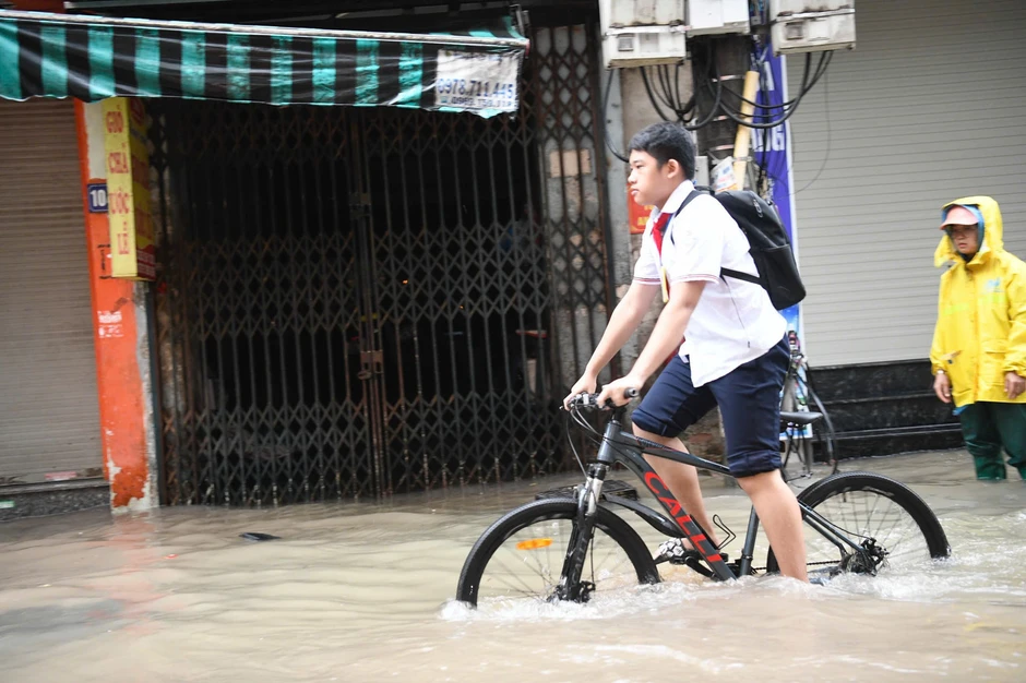 Hà Nội mưa ngập, học sinh trường tư học trực tuyến, trường công chật vật đến trường Hà Nội mưa ngập, học sinh trường tư học trực tuyến, trường công chật vật đến trường