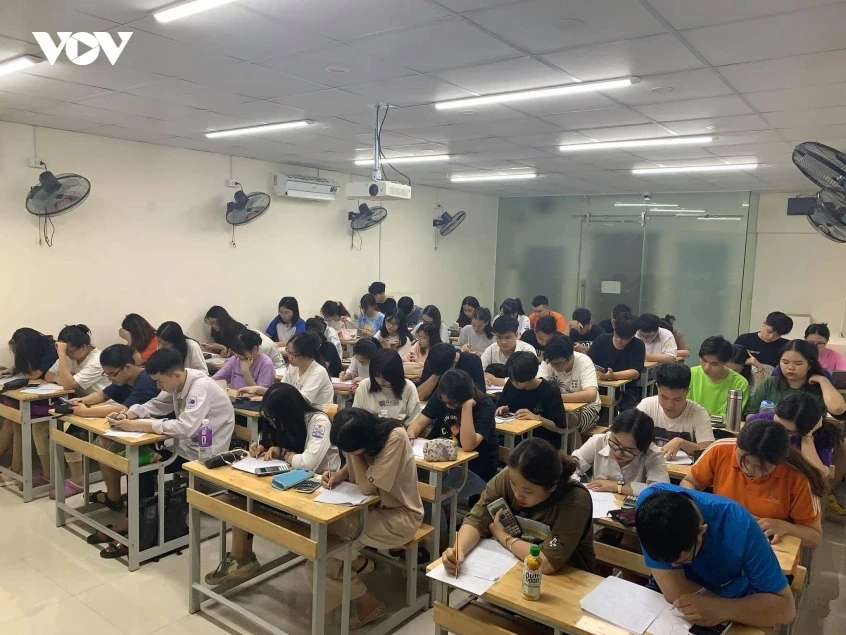 Hà Nội: Phụ huynh đồng hành cùng con trước kỳ thi vào lớp 10 THPT Hà Nội: Phụ huynh đồng hành cùng con trước kỳ thi vào lớp 10 THPT