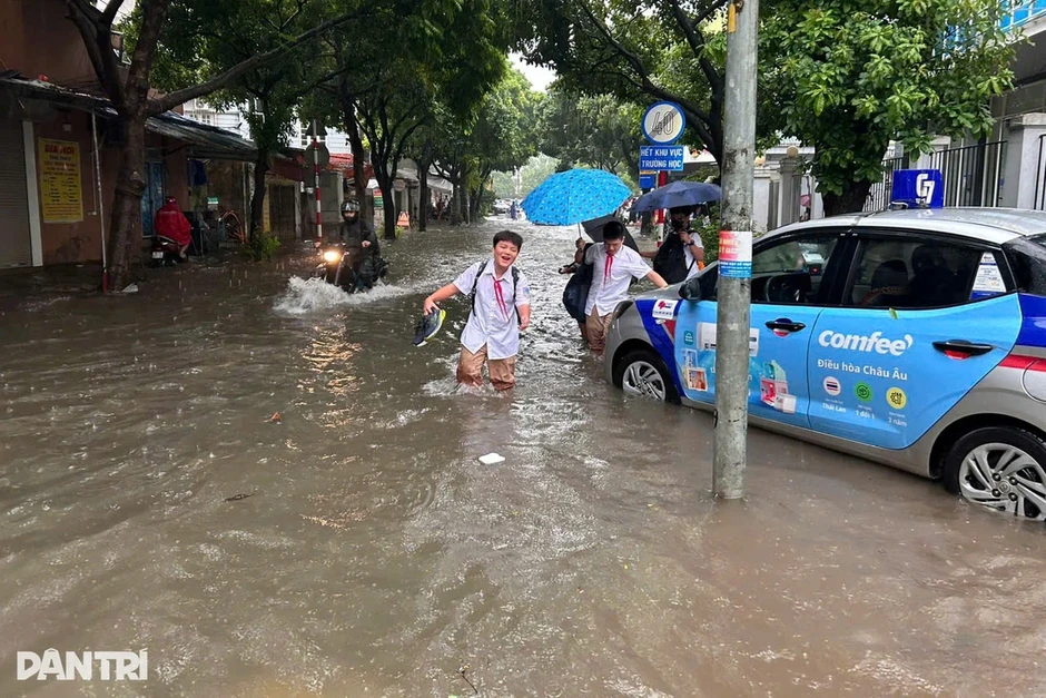 Hà Nội: Sẵn sàng kịch bản ứng phó nếu học sinh ở lại trường vì mưa lớn