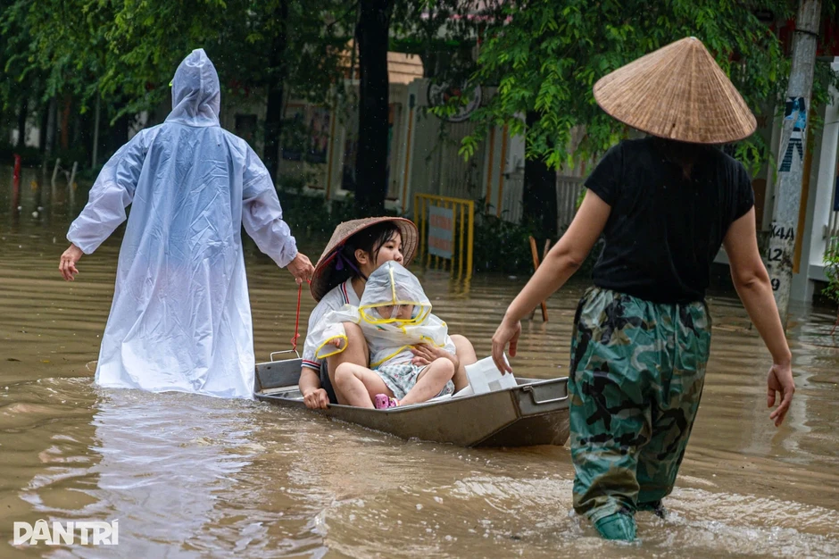Hà Nội: Sẵn sàng kịch bản ứng phó nếu học sinh ở lại trường vì mưa lớn