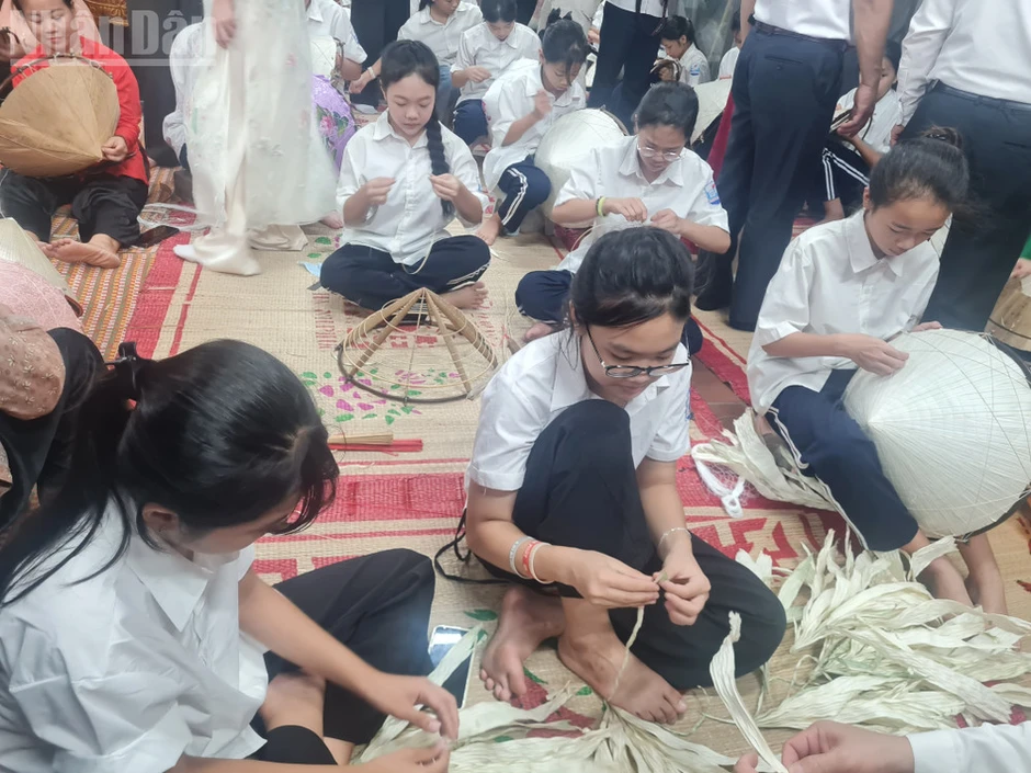 Hà Nội thí điểm đưa làng nghề trở thành không gian học tập cộng đồng Hà Nội thí điểm đưa làng nghề trở thành không gian học tập cộng đồng