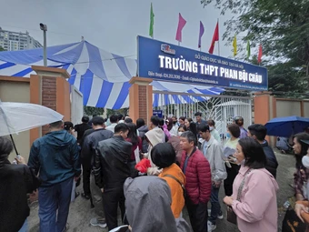 Hà Nội yêu cầu Trường THPT Phan Bội Châu hoàn trả phí ghi danh vào lớp 10