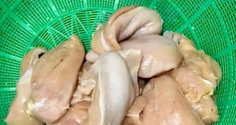 Hà Nội yêu cầu xác minh phản ánh 'tôm ươn, thực phẩm có mùi' đưa đến trường học