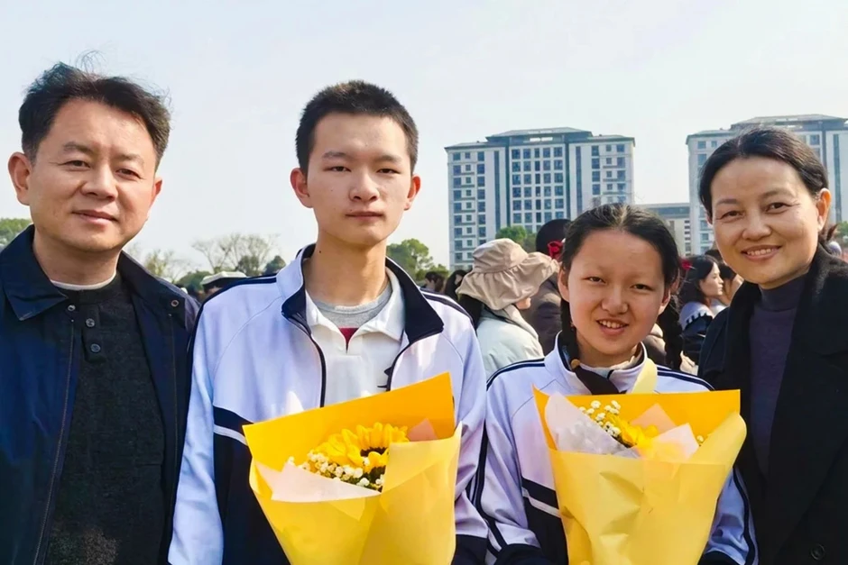 Hai anh em cùng đỗ đại học top đầu, em gái 15 tuổi không nhận là 'thần đồng' Hai anh em cùng đỗ đại học top đầu, em gái 15 tuổi không nhận là 'thần đồng'