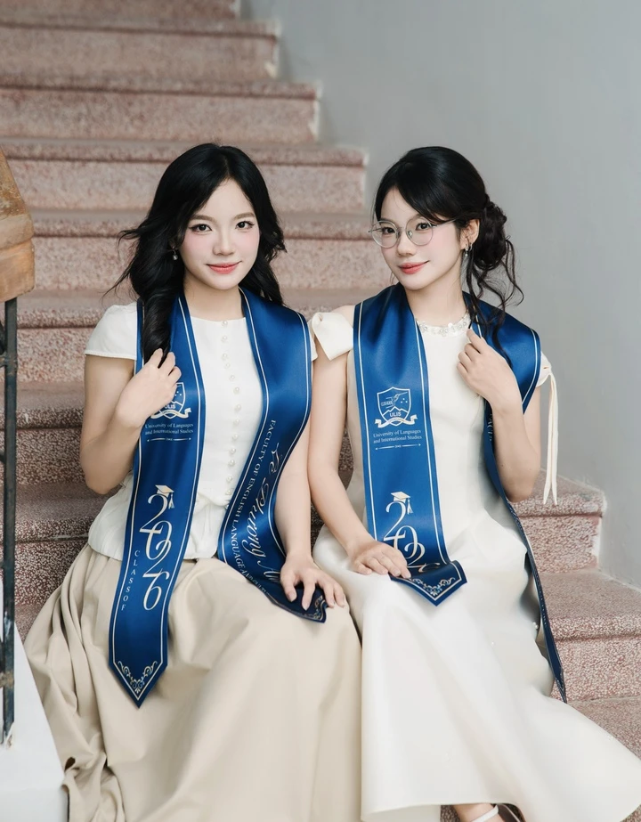 Hai chị em sinh đôi cùng tốt nghiệp Xuất sắc Đại học Ngoại ngữ Hai chị em sinh đôi cùng tốt nghiệp Xuất sắc Đại học Ngoại ngữ
