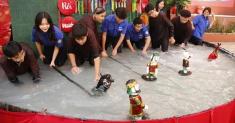 Hai giờ học sinh TP.HCM 'ngâm mình' cùng rối nước