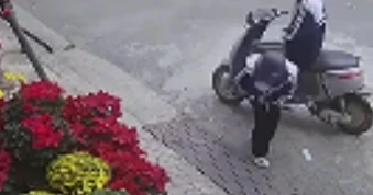 Hai học sinh cúi đầu “cảm ơn camera” và phản ứng bất ngờ của chủ nhà
