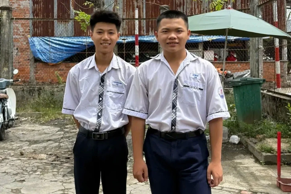 Hai nam sinh dừng xe giữa trời nắng nóng, giúp cụ bà gù lưng vượt dốc cầu Hai nam sinh dừng xe giữa trời nắng nóng, giúp cụ bà gù lưng vượt dốc cầu